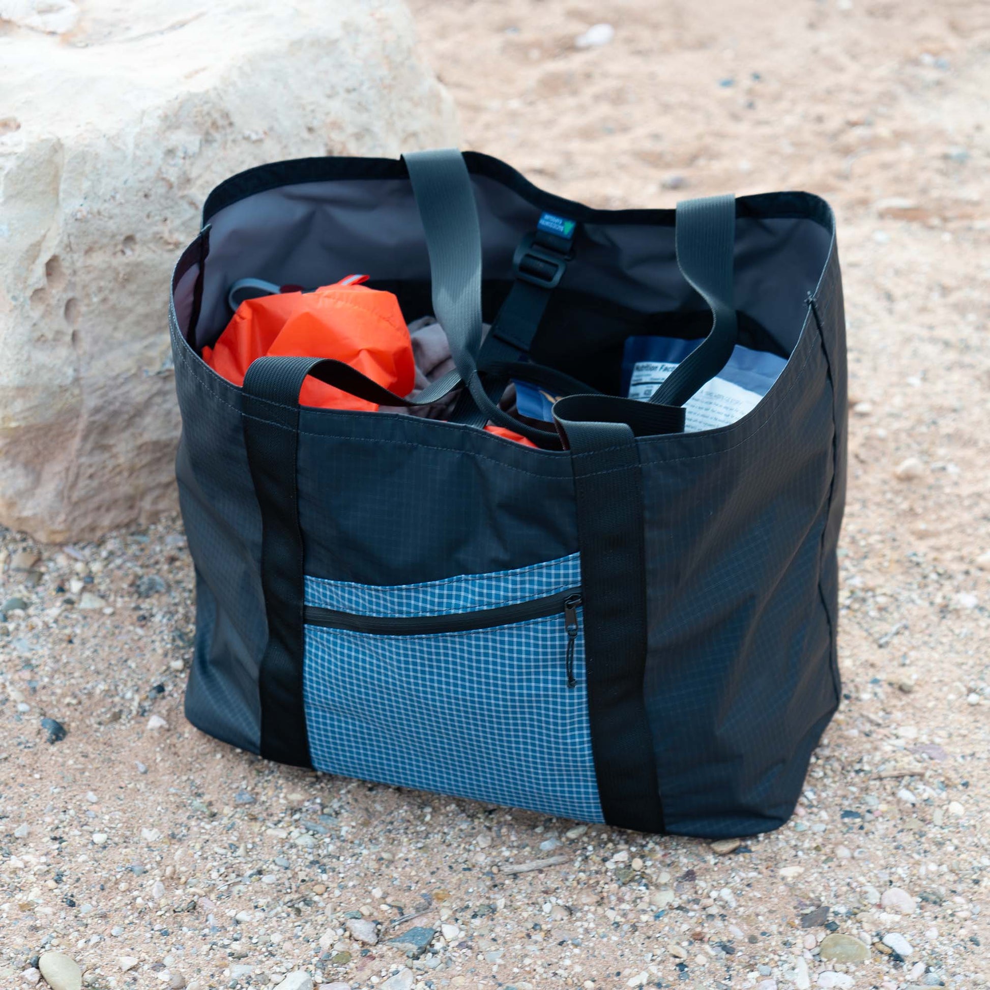 PINYON GEAR TOTE · 35L BlackOut / Blue Wave
